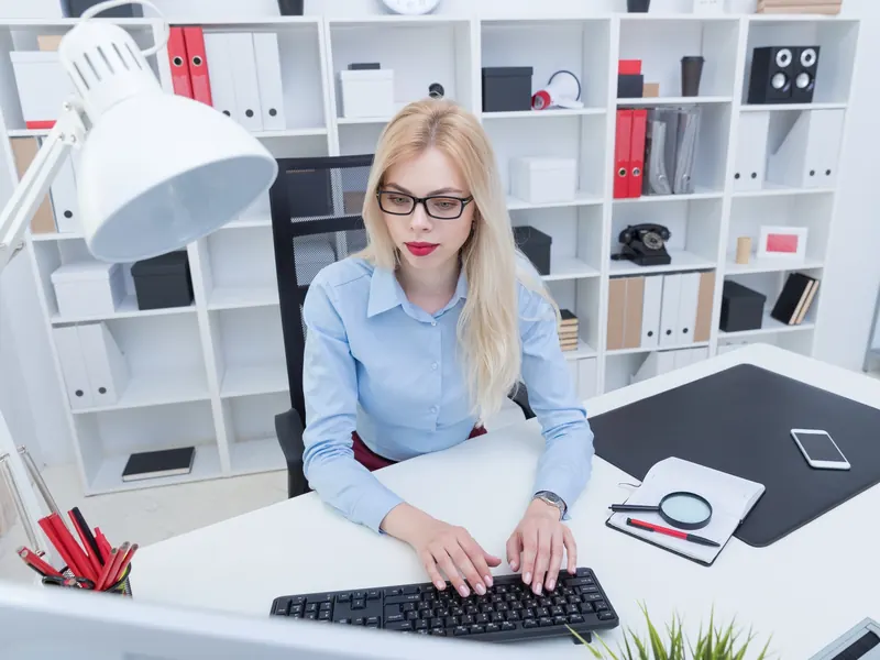 Esperta Google Ads al lavoro sulla gestione delle campagne di un artigiano – Google Ads per artigiani e attività locali, settore per settore